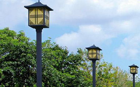 太阳能玉树庭院灯怎么选亮度与续航更耐用